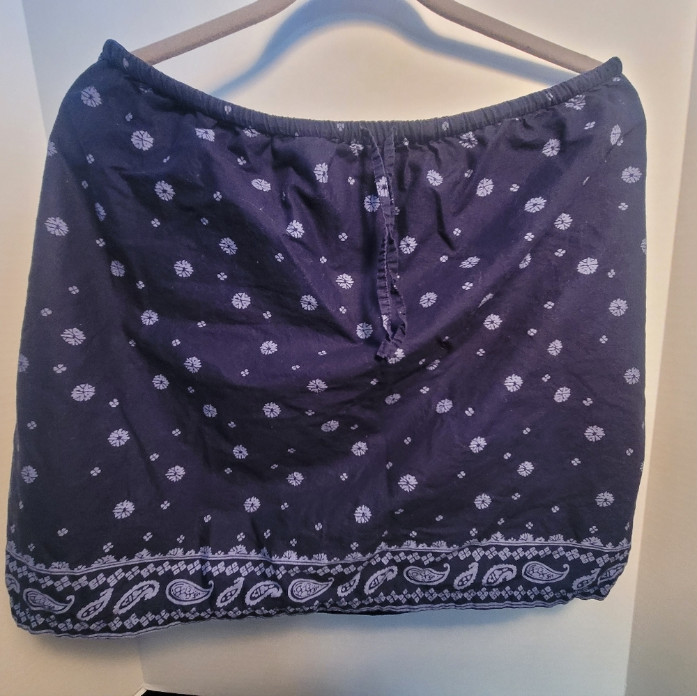 Cute lightweight skirt size large used no visible stains.
